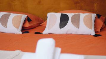 3 habitaciones, tabla de planchar con plancha, internet y ropa de cama