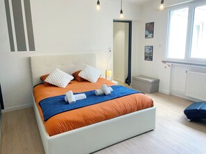 3 bedrooms, iron/ironing board, internet, bed sheets