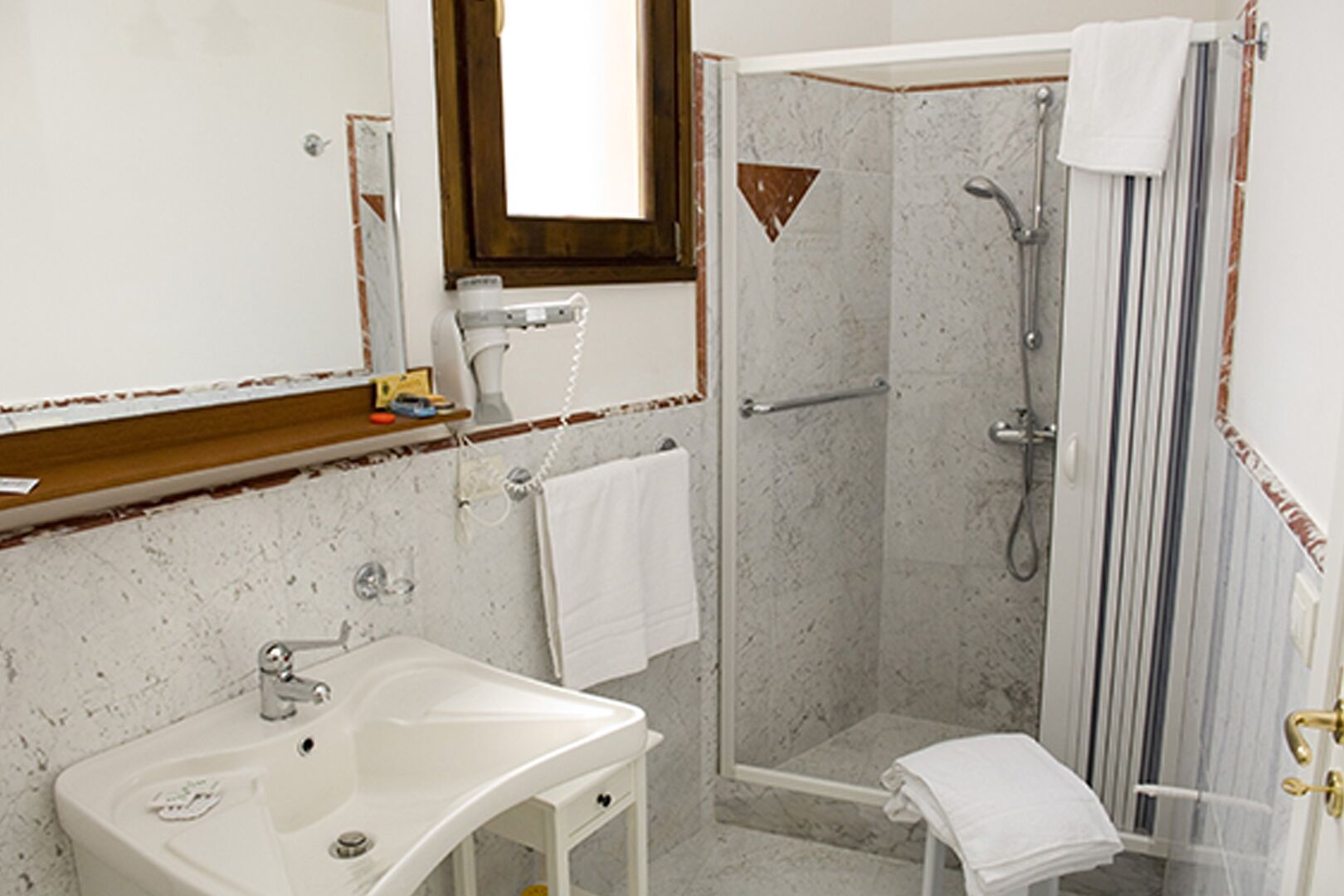 Basic-Vierbettzimmer | Badezimmer