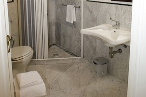 Basic Double Room | Bathroom