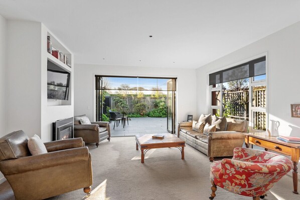 Smart TV, fireplace, books, offices