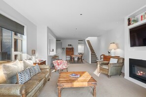 Smart TV, fireplace, books, offices