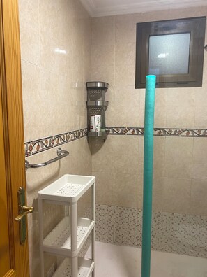 Douche, sèche-cheveux, serviettes fournies, savon