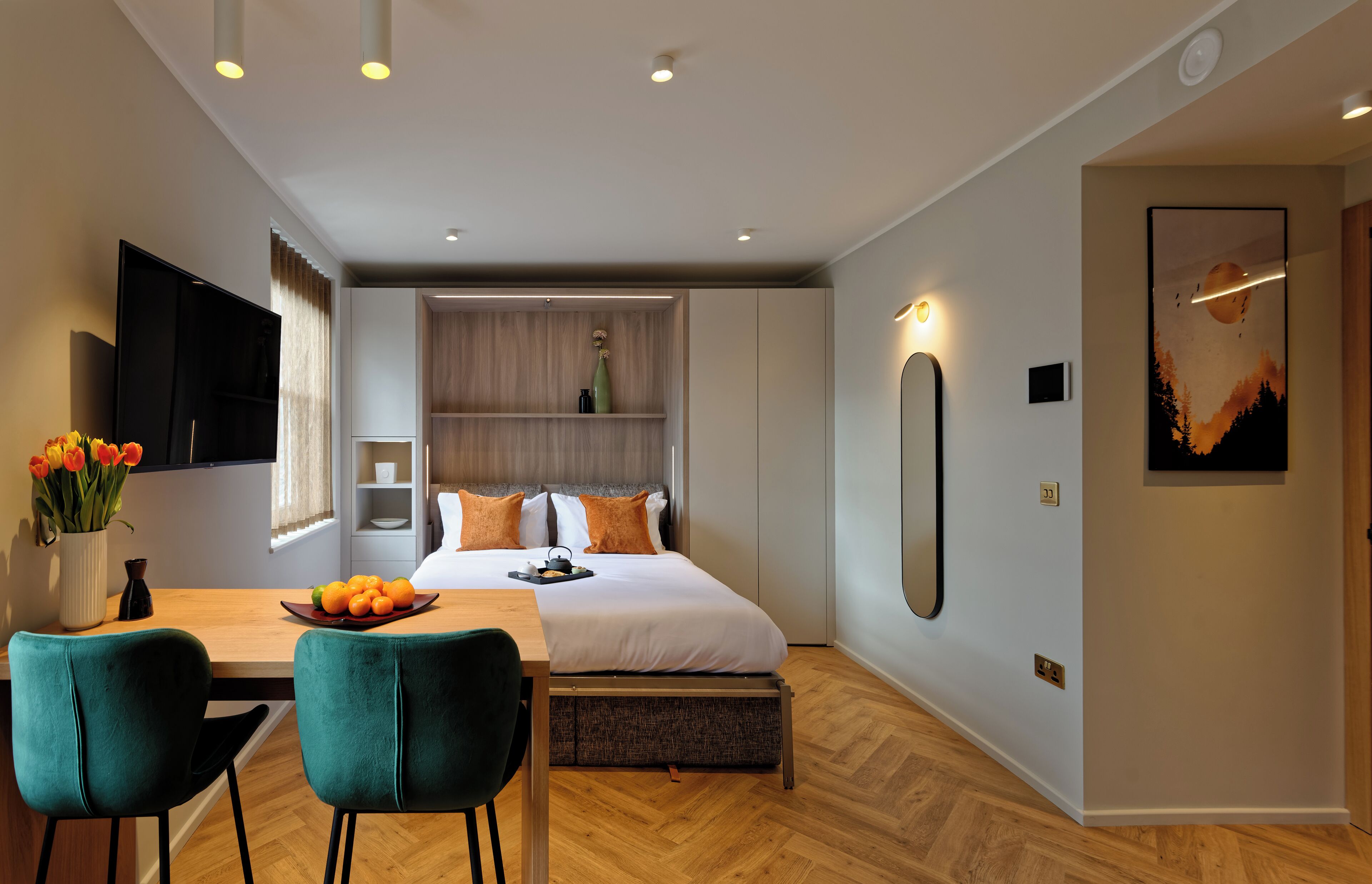 Studio – superior | Skrivebord for bærbar PC, strykejern/-brett og wi-fi (inkludert)