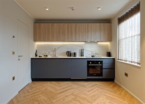 Superior Studio | Private kitchen | Fridge, stovetop, dishwasher, cookware/dishes/utensils - South Kensington Studios by D'montrio (London)