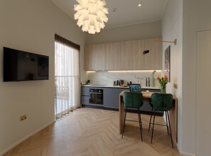 Estudio Business, baño privado | Espacio para trabajar con un portátil y tabla de planchar con plancha