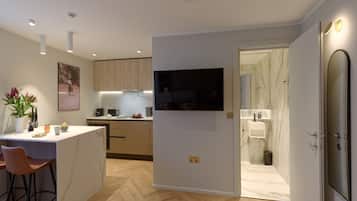 Business Studio, Ensuite | Laptop workspace, iron/ironing board, free WiFi