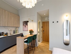 Studio Bisnis, ensuite | Ruang kerja ramah laptop, setrika/meja setrika, dan Wi-Fi gratis