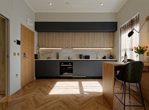 Estudio Business, baño privado | Espacio para trabajar con un portátil y tabla de planchar con plancha