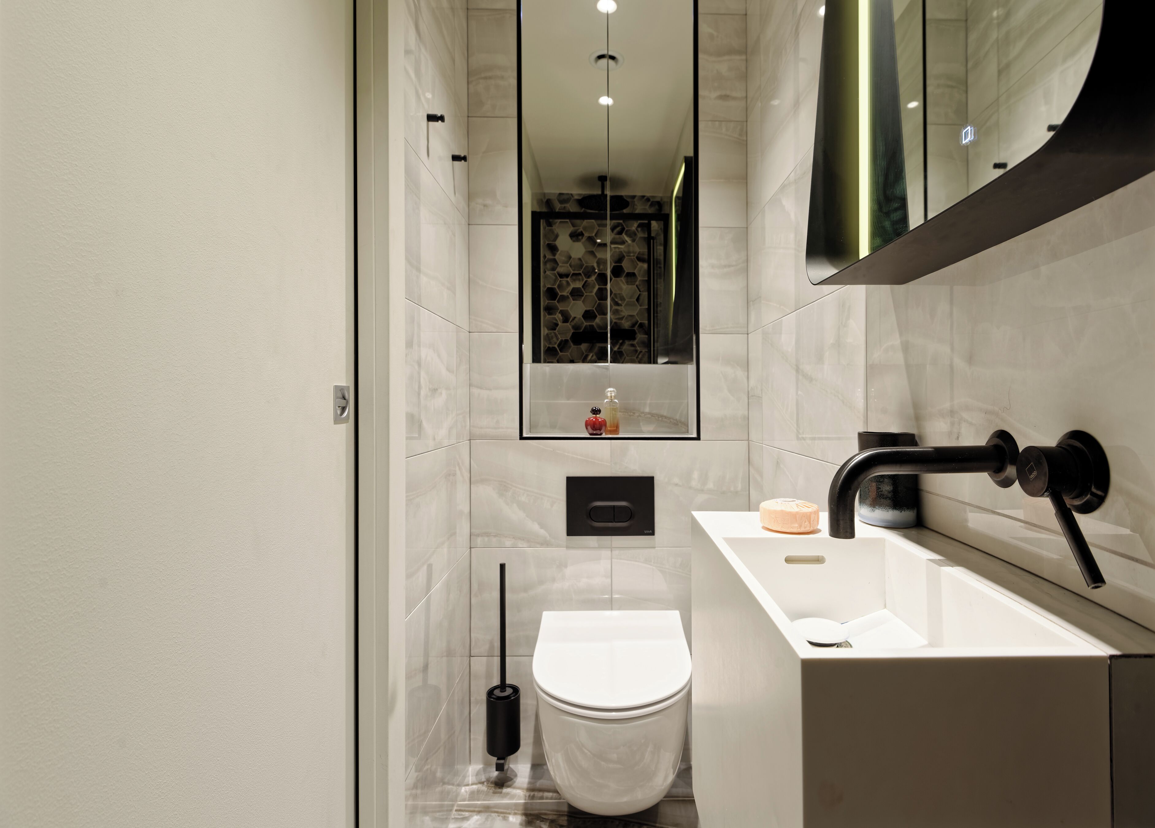 Standard-studiolejlighed | Badeværelse | Bruser, gratis toiletartikler, hårtørrer, håndklæder