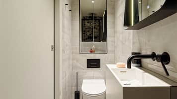 Standard-studiolejlighed | Badeværelse | Bruser, gratis toiletartikler, hårtørrer, håndklæder