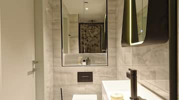 Monolocale Superior | Bagno | Doccia, set di cortesia gratuito, asciugacapelli, asciugamani