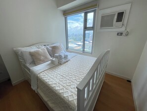 Comfort Studio | Desk, blackout curtains, soundproofing, iron/ironing board - Modern Studio with Sunset View  (Manila)