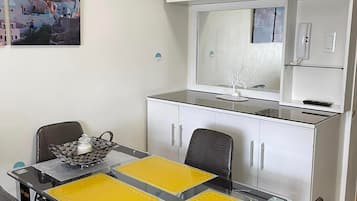 Refrigerador, microondas, utensilios de cocina