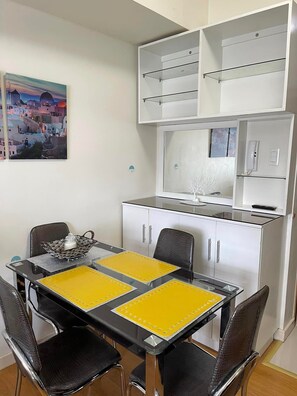 Comfort Studio | Private kitchen | Fridge, microwave, cookware/dishes/utensils