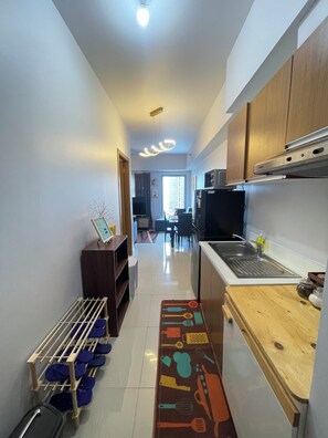 Fridge, microwave, cookware/dishes/utensils - Modern Studio with Sunset View  (Manila)