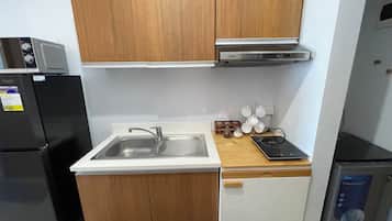 Réfrigérateur, micro-ondes, batterie de cuisine, vaisselle et ustensiles