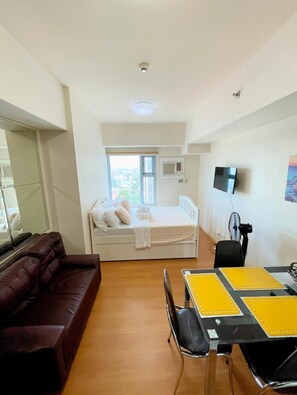 Comfort Studio | Desk, blackout curtains, soundproofing, iron/ironing board - Modern Studio with Sunset View  (Manila)