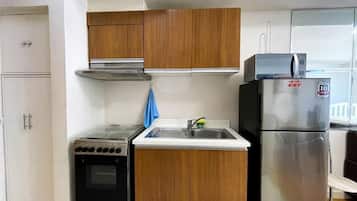 Comfort Studio | Private kitchen | Fridge, microwave, cookware/dishes/utensils
