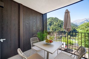 Outdoor dining - Apartment 'Sina' with Mountain View, Private Terrace and Wi-Fi (St Leonhard im Passeier)