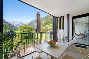Outdoor dining - Apartment 'Sina' with Mountain View, Private Terrace and Wi-Fi (St Leonhard im Passeier)