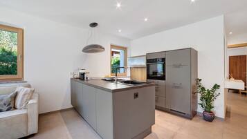 Jääkaappi, uuni, liesi, astianpesukone