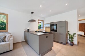 Frigorífico, horno, placa de cocina y lavavajillas