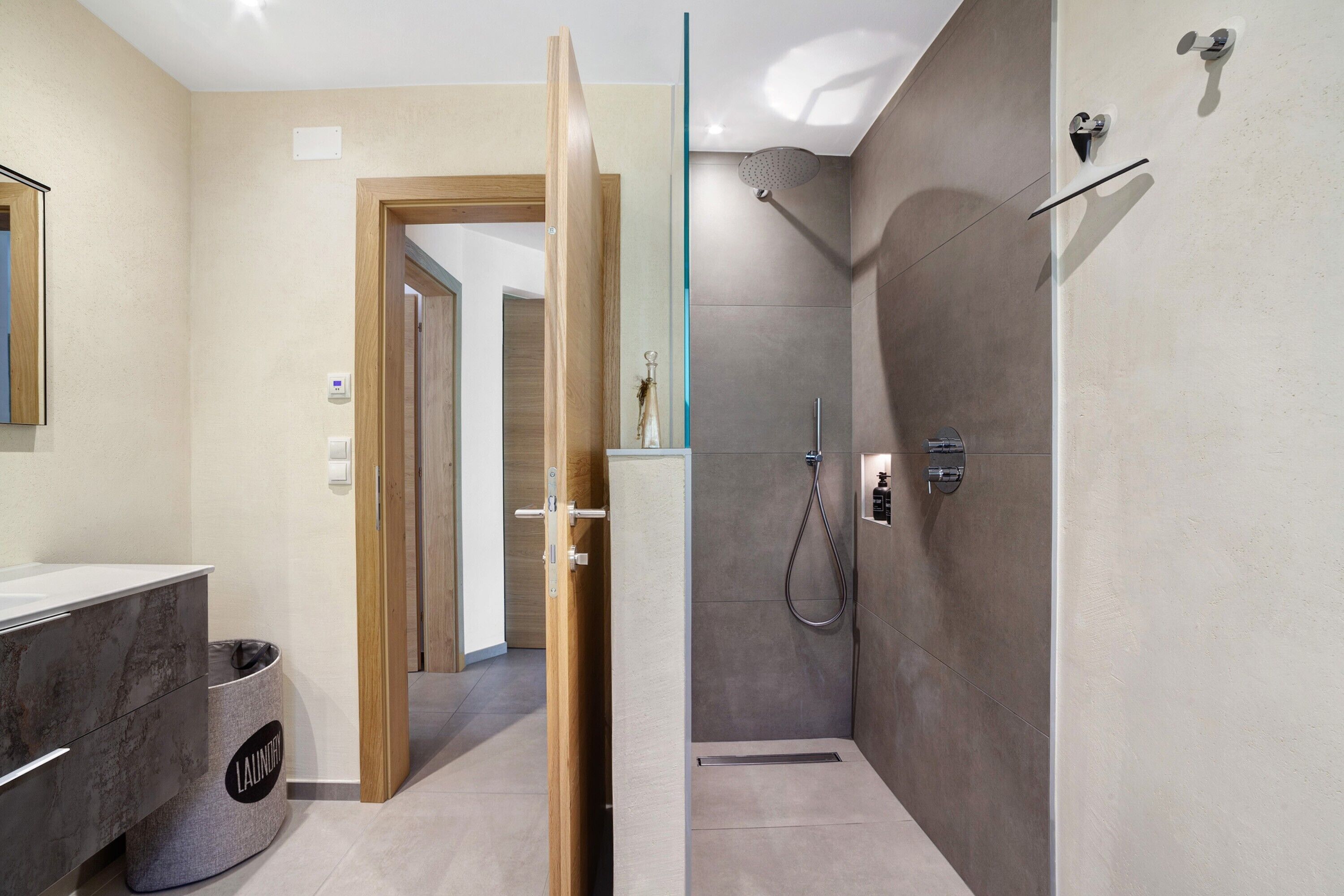 Een douche, een haardroger, handdoeken
