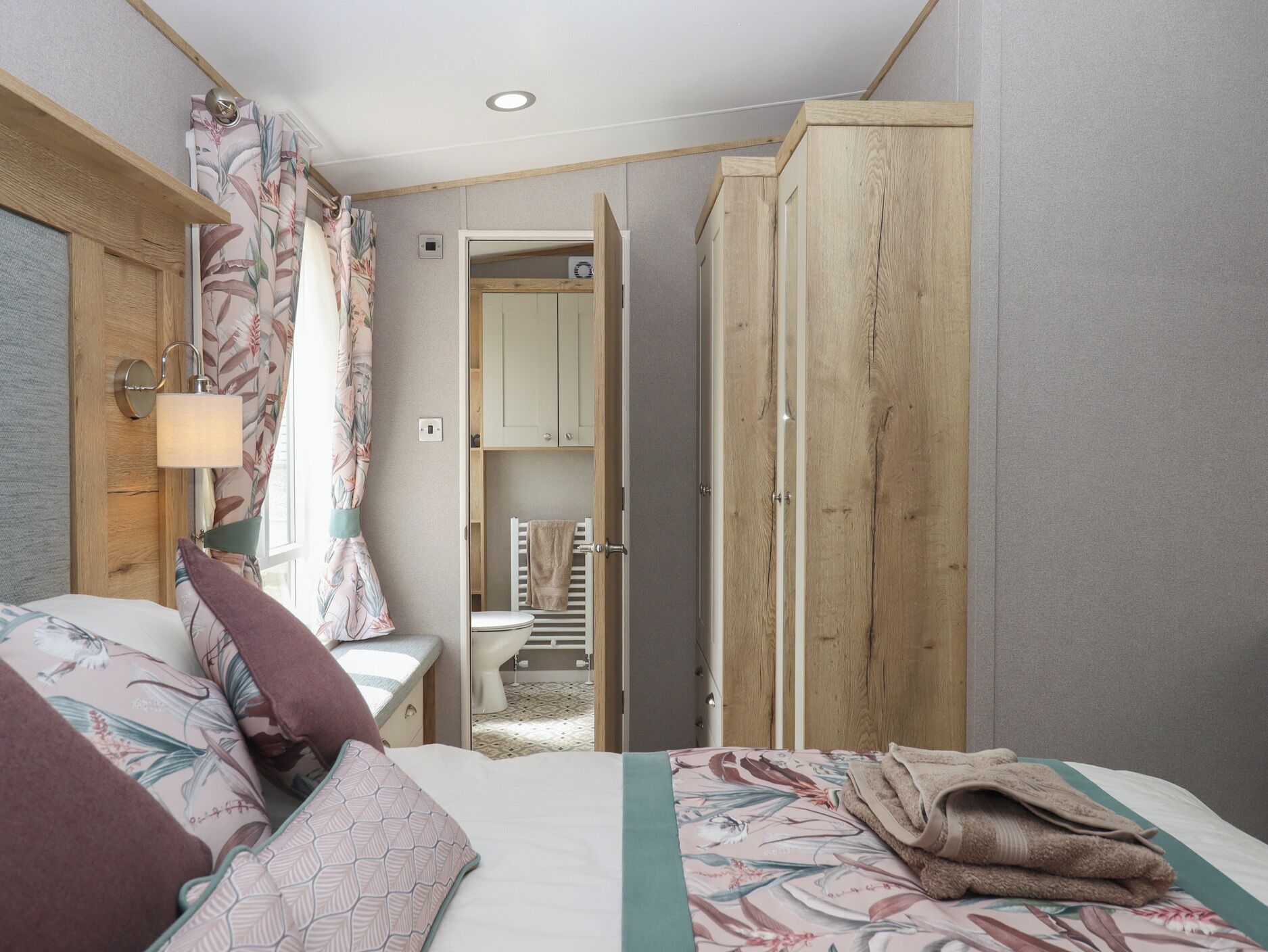 2 phòng ngủ, trang trí khác biệt 