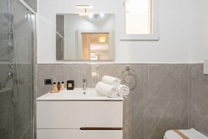 Shower, bidet, towels, shampoo