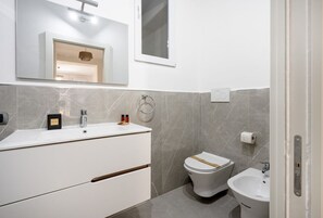 Shower, bidet, towels, shampoo