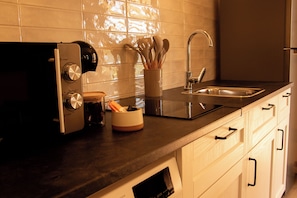 Apartament Deluxe, vistes a la muntanya | Cuina privada | Frigorífic gran, microones i placa de cuina