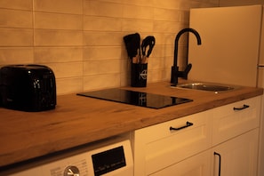 Deluxe Apartment | Private kitchen | Full-sized fridge, microwave, stovetop, cookware/dishes/utensils