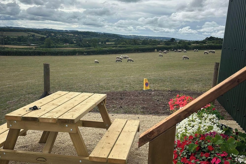 1 Bed Hut - Sleeps 2 - Parking - Smoking - Bathwick