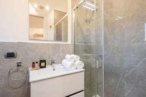 Regadera, bidet, toallas, shampoo