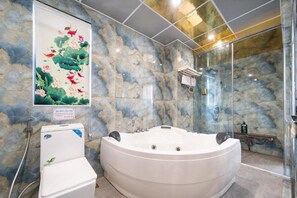 Deluxe-Suite | Badezimmer | Dusche, kostenlose Toilettenartikel, Handtücher, Seife