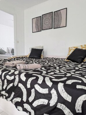 2 habitaciones, tabla de planchar con plancha y cuna de viaje