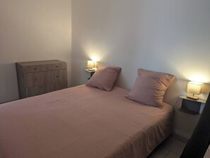 2 chambres, fer et planche Ă repasser, lit parapluie, accĂšs Internet