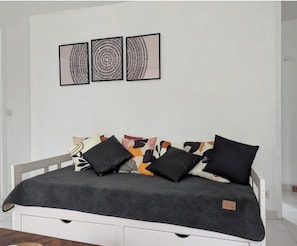 2 bedrooms, iron/ironing board, travel cot, Internet - The Bangor Coon Apartment Liouba (Forges)