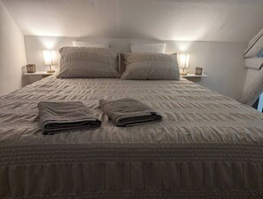 1 habitación, tabla de planchar con plancha y cuna de viaje