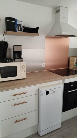 Geladeira, micro-ondas, fogão, cooktop