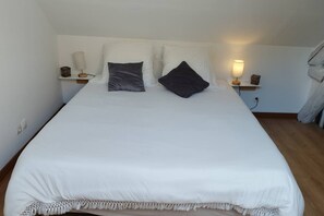 1 quarto, ferros/tábuas de passar roupa, berço de viagem