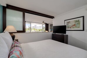 1 bedroom, iron/ironing board, free WiFi, bed sheets - Heart of Waikiki, 2 blocks to beach, kitchenette, lanai, free parking nearby! (Honolulu)