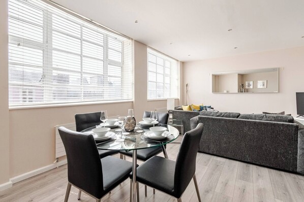 Apartment, 2 Bedrooms, City View | Dining room