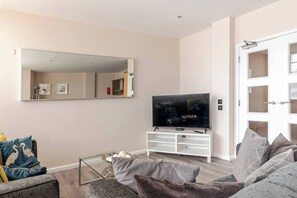 Apartment, 2 Bedrooms, City View | Living room