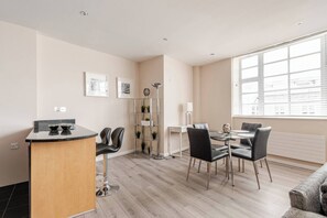 Apartment, 2 Bedrooms, City View | Dining room