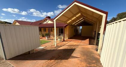 Neo's Nook- Panoramic sea views! Off peak special available!