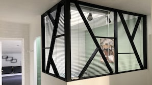 A room with a corner partition featuring a geometric design. - Grand gîte Le saule en scie - SPA - Ideal 12 to 14 pers - Group family friends pro (Nueil-les-Aubiers)