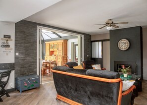 Smart TV, fireplace, books, stereo - Grand gîte Le saule en scie - SPA - Ideal 12 to 14 pers - Group family friends pro (Nueil-les-Aubiers)