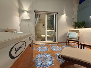 Camera Matrimoniale con Terrazzo e Vasca Idromassaggio | Terraço/pátio